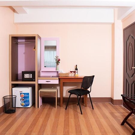 Hotel Chicago Yangon Exterior foto