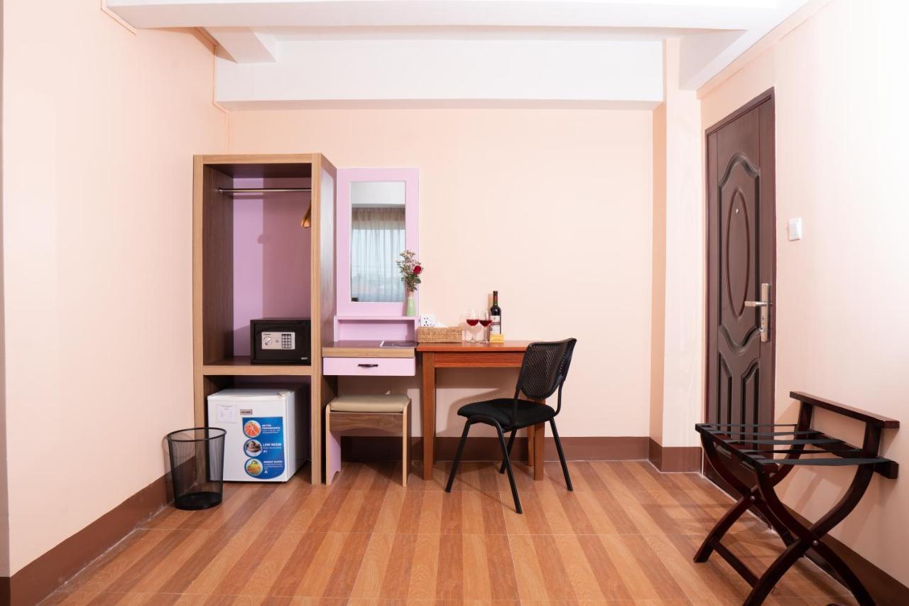 Hotel Chicago Yangon Exterior foto